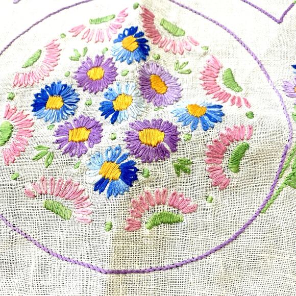 Vintage linen table runner hand embroidery tablecloth thick crochet trim oval - Picture 4 of 8